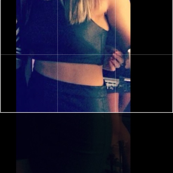 Black crop top - Picture 2 of 6